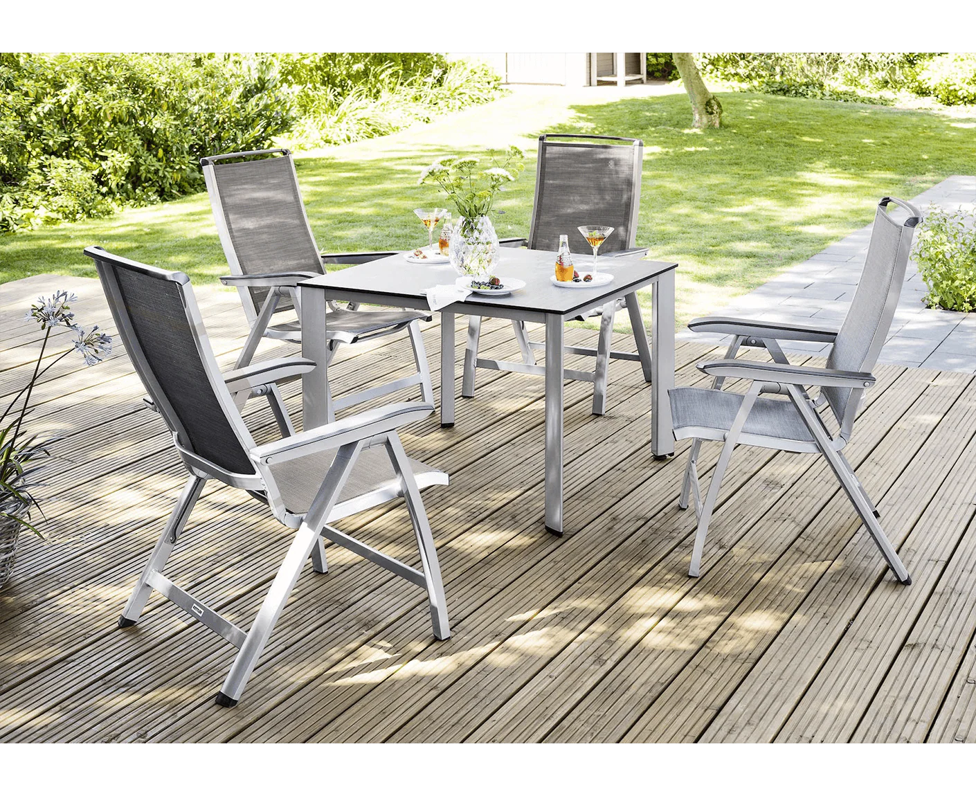 Kettler Gartenmöbelset 5-teilig, Forma II Multipositionssessel, Gartentischgestell Edge mit HPL Tischplatte 95 x 95 cm Anthrazit / Silber